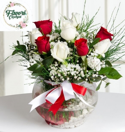 akvaryumda 7 beyaz gül Çiçeği & Ürünü Akvaryumda Kırmızı ve Beyaz Güller 